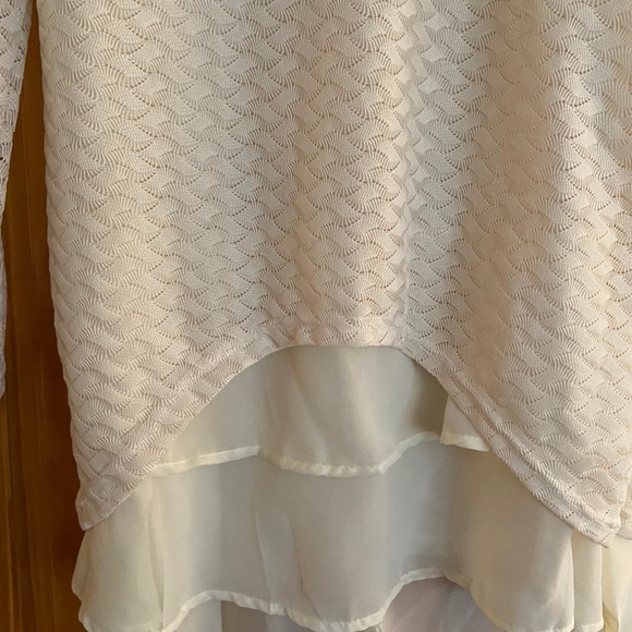 NWOT Beautiful Tiered Scallop Blouse Lined Size M - Picture 2 of 4